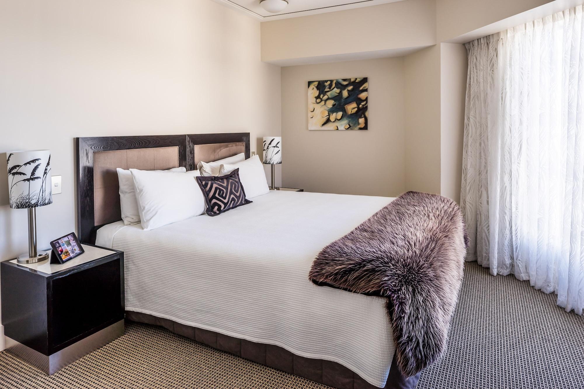 볼턴 호텔 웰링턴 외부 사진 A bedroom at the Hilton Johannesburg
