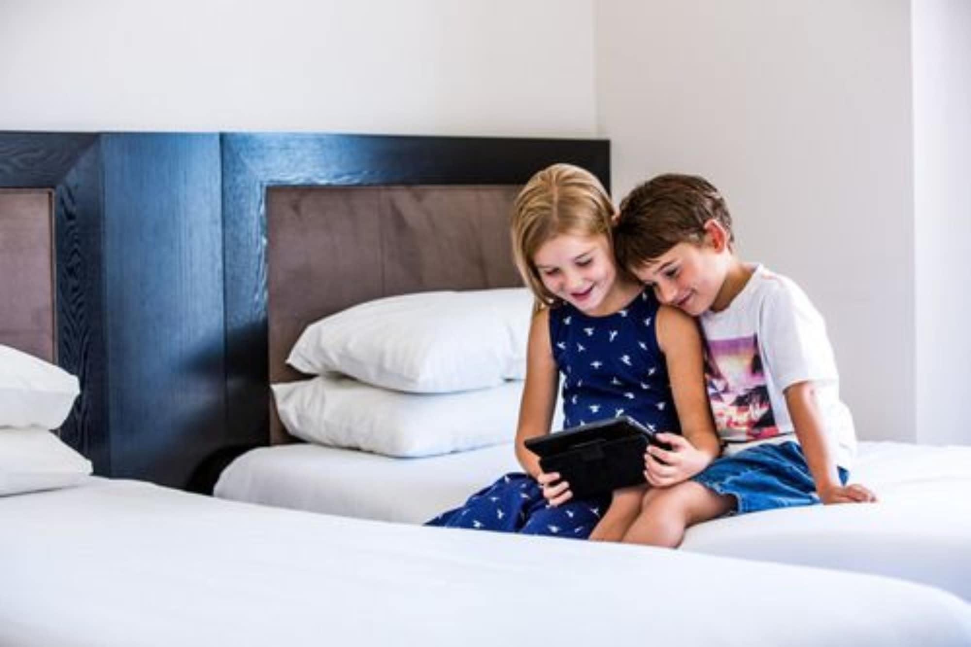 볼턴 호텔 웰링턴 외부 사진 Children using a tablet