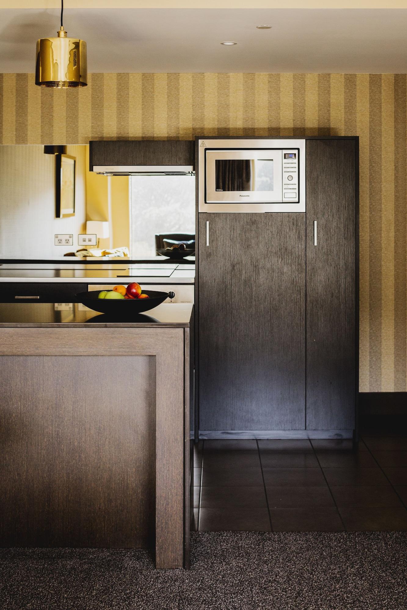 볼턴 호텔 웰링턴 외부 사진 A kitchen with a refrigerator