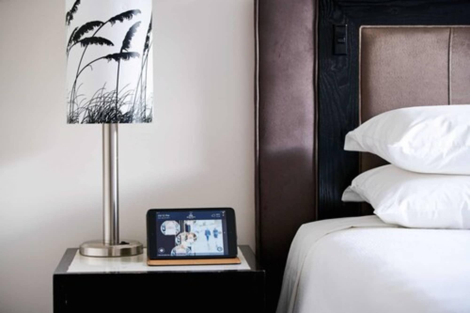 볼턴 호텔 웰링턴 외부 사진 The iPad is used in the rooms of the Mandarin Oriental, Munich