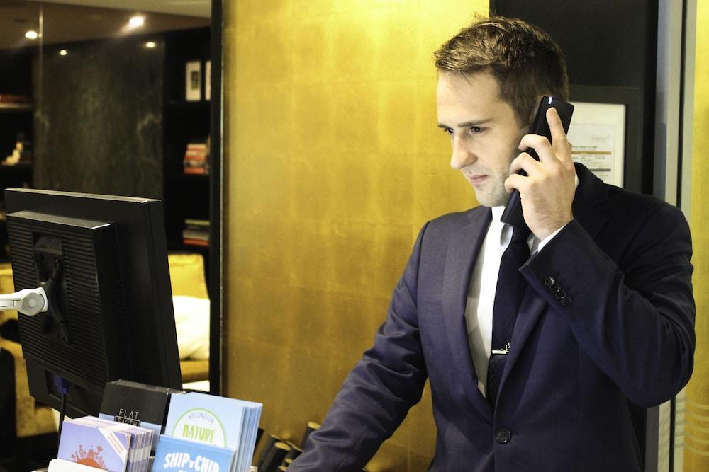 볼턴 호텔 웰링턴 외부 사진 A hotel concierge