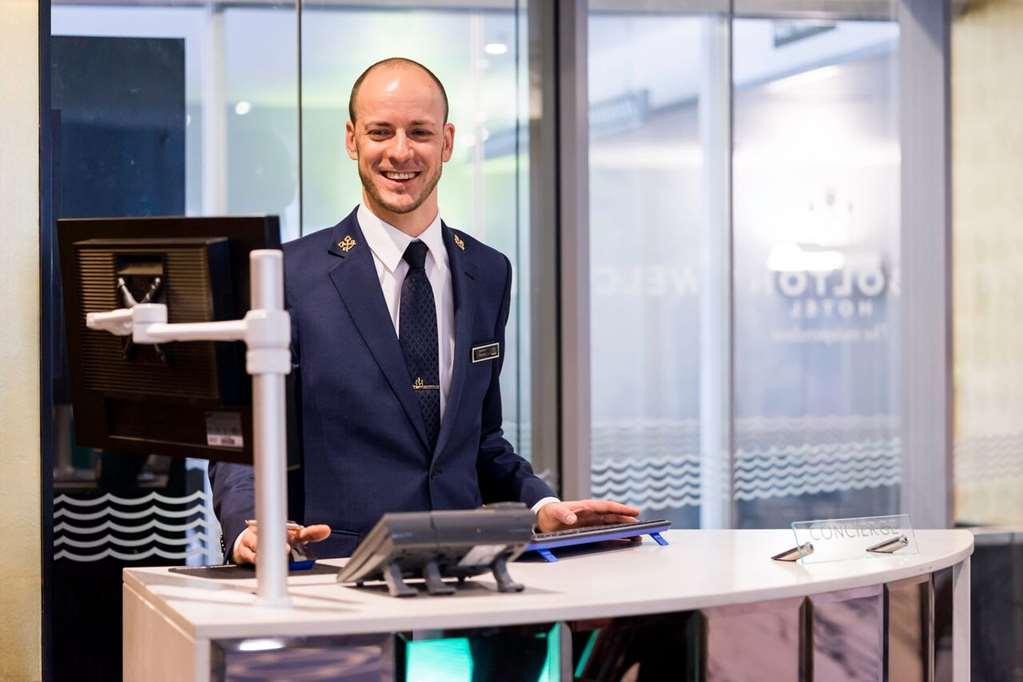 볼턴 호텔 웰링턴 내부 사진 A hotel concierge