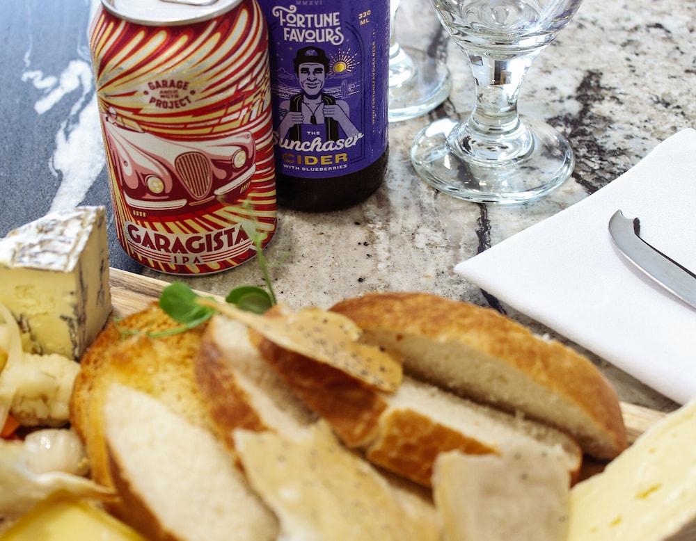 볼턴 호텔 웰링턴 외부 사진 A cheese board with a can of Carachia