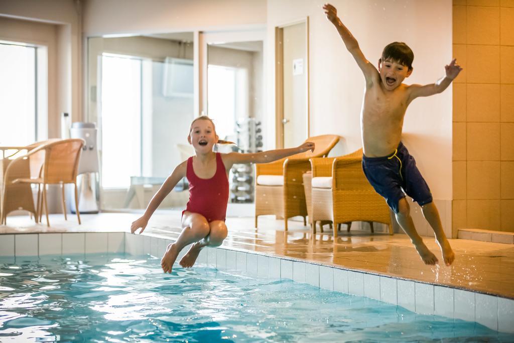 볼턴 호텔 웰링턴 외부 사진 Children jumping into a swimming pool