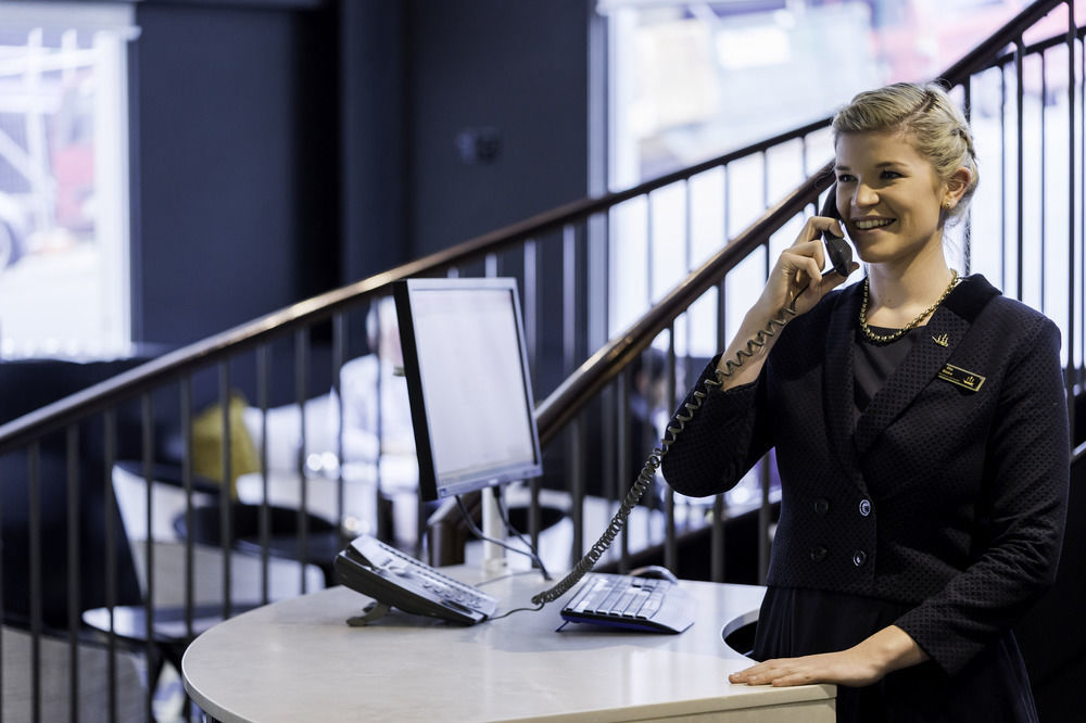 볼턴 호텔 웰링턴 외부 사진 A receptionist at work